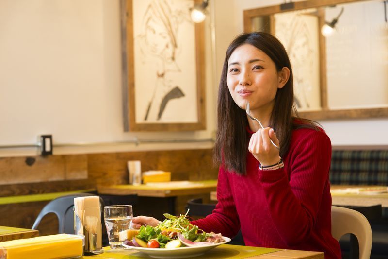 食べているシーン