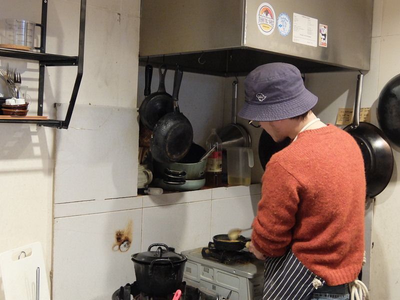 調理中の安達さん