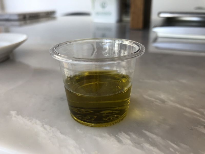 オリーブオイルのカップ