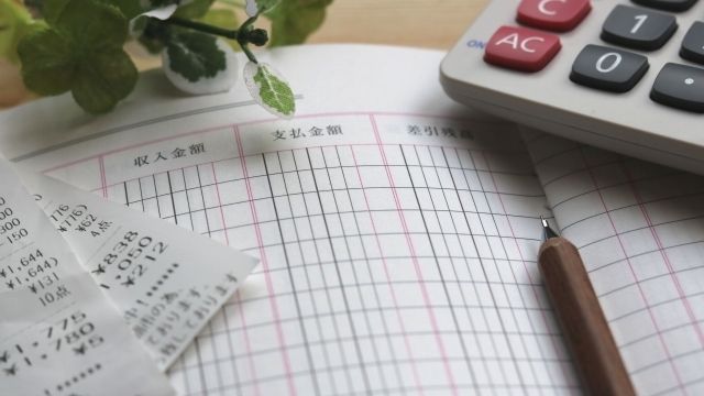 家計簿帳とレシート、電卓