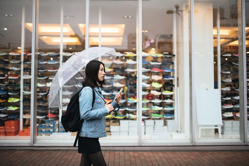 雨の日に買いものする女性