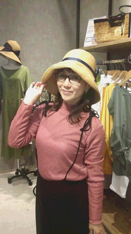 帽子を被る石本愛さん