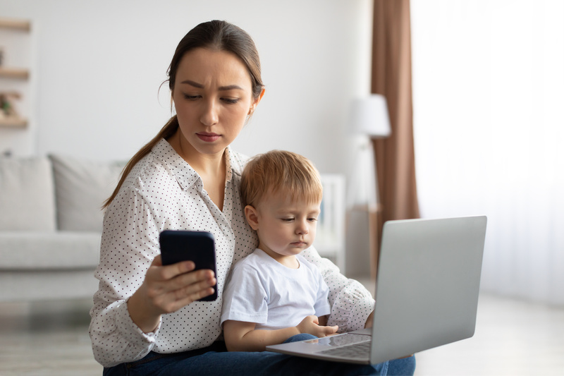 スマホを見る母親と子ども