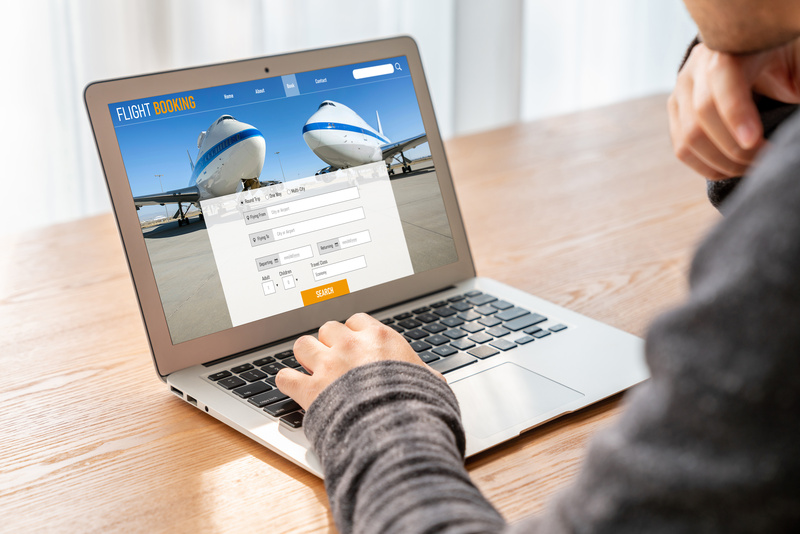 ネットで航空機を予約する