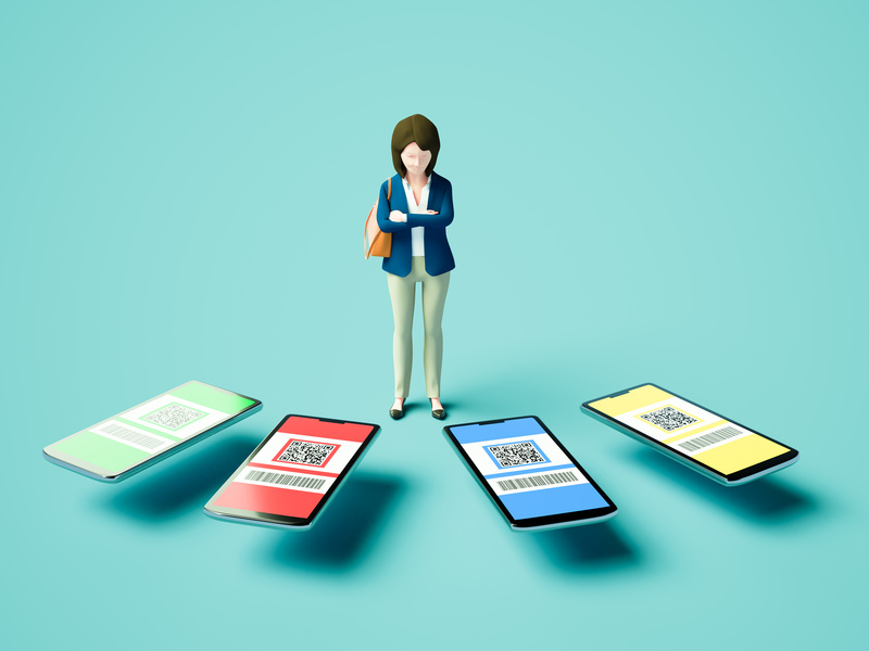 4つのスマホと悩む女性