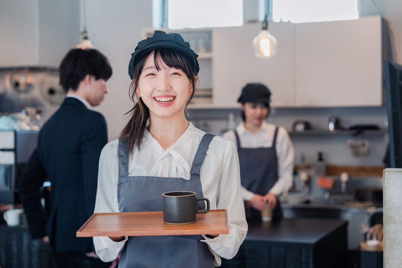笑顔で働くカフェスタッフ