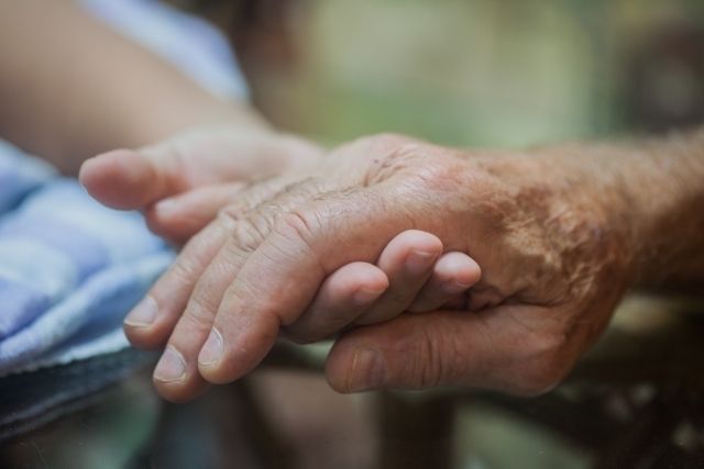 お年寄りの手