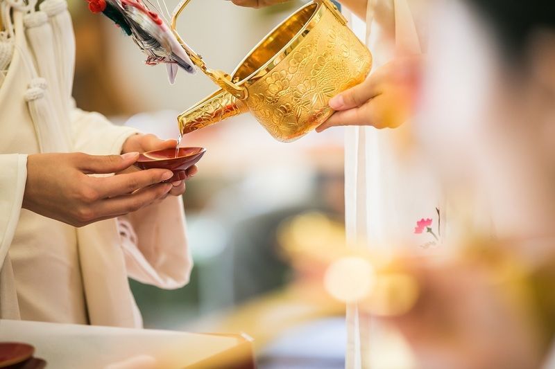 お神酒を注ぐ