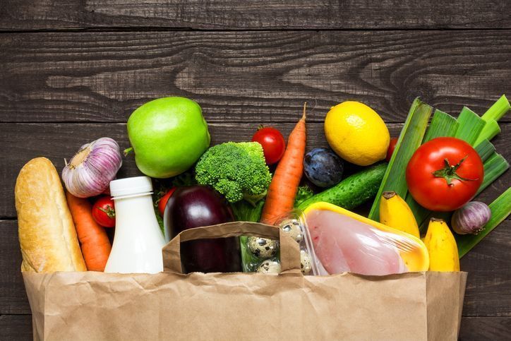 買い物袋と野菜類