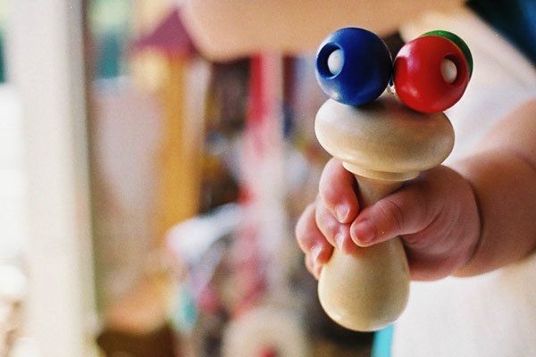 木製のおもちゃで遊ぶ子供