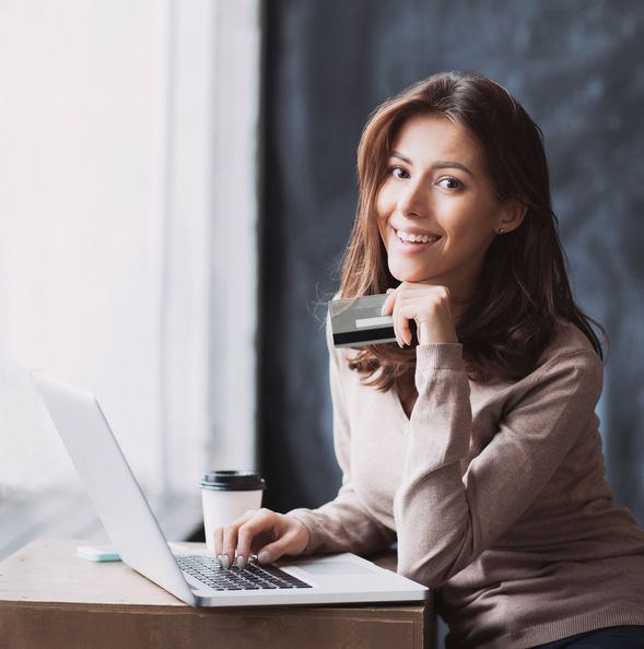 電子マネーを利用する女性