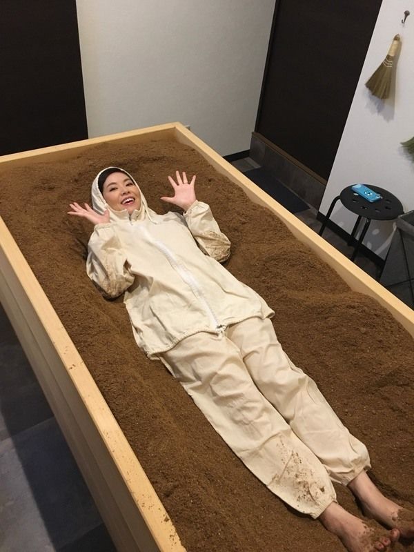 酵素の上に寝る山口さん