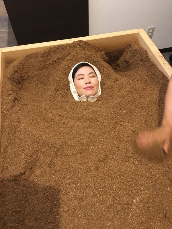 顔だけ出す山口さん