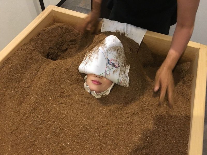 目のパックをしてもらう