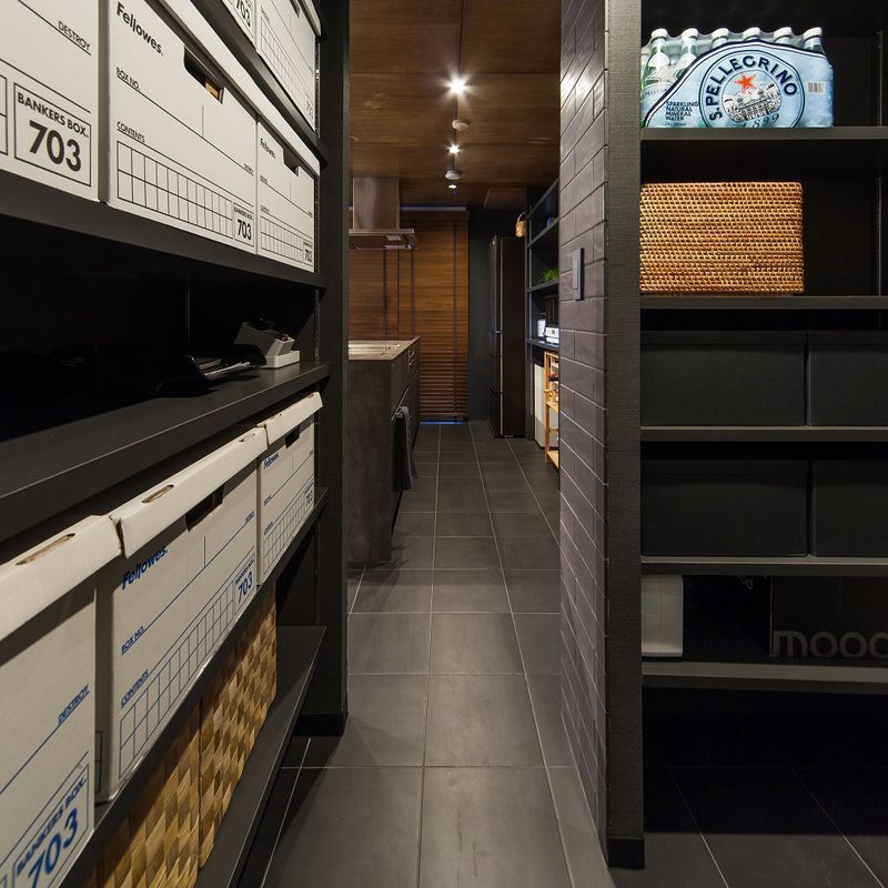 洗面室からストックルームを見る