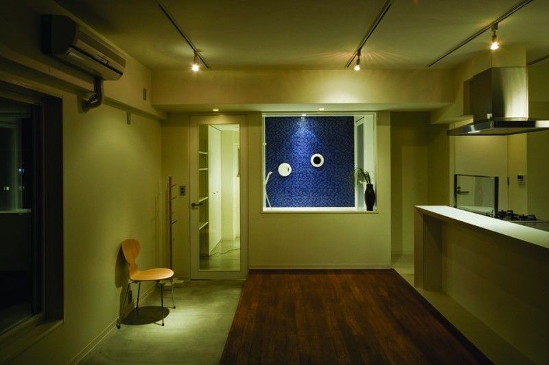 リビングからバスルームを見る