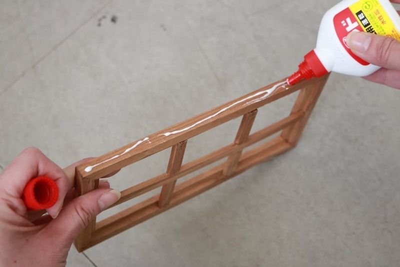 木製窓の側面にボンドを塗る