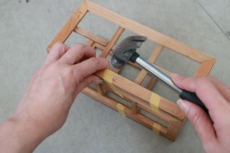 ボンドが乾いたら鋲留め