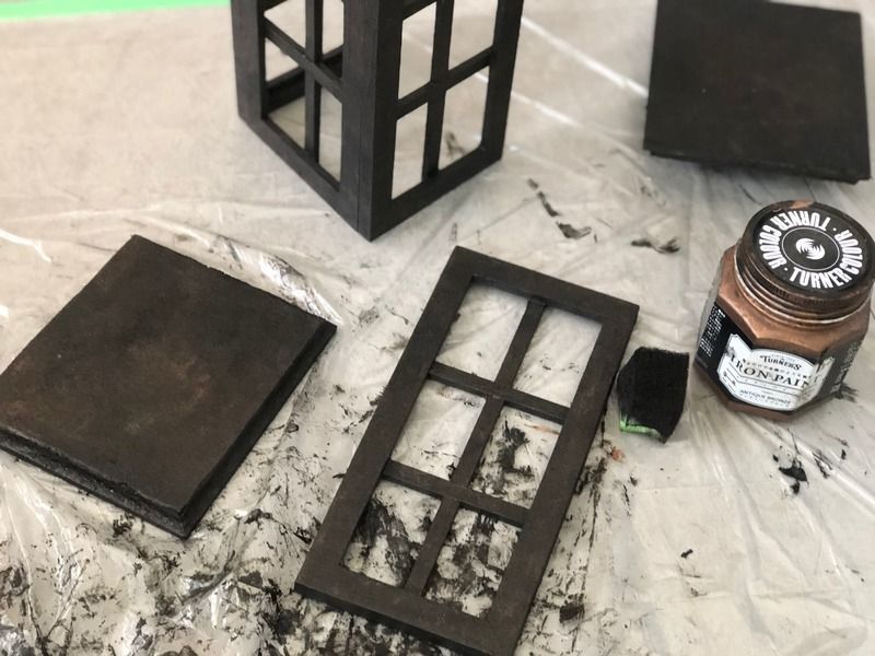 ブロンズの塗料をスポンジで叩き込む