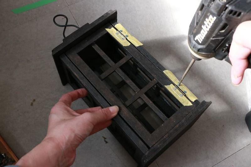 本体と扉を丁番で固定