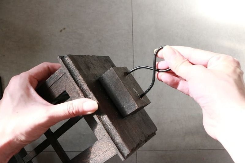 接着剤を流し込んで番宣を差し込む