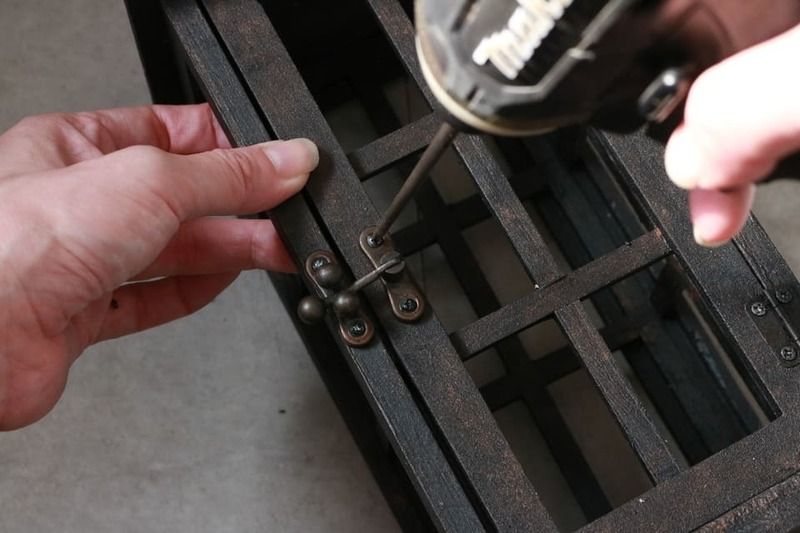 留め金を取り付ける