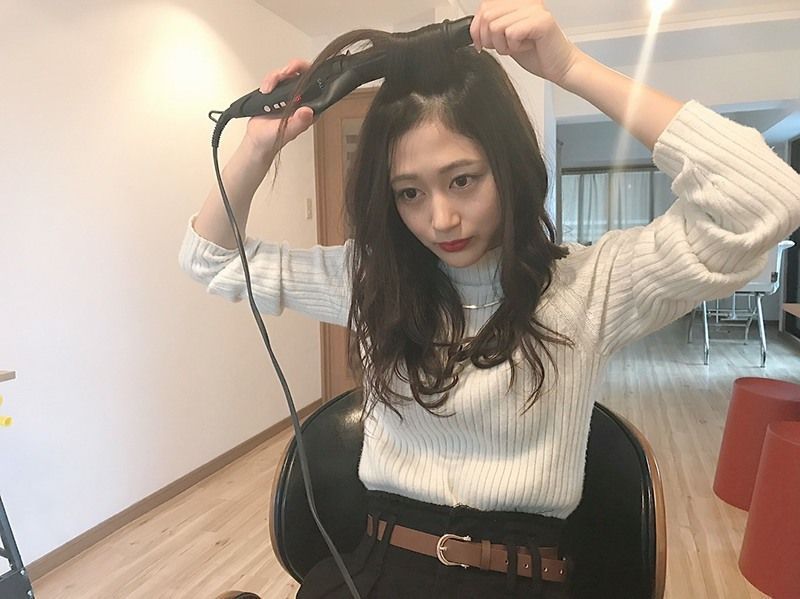 前髪をまく八波さん