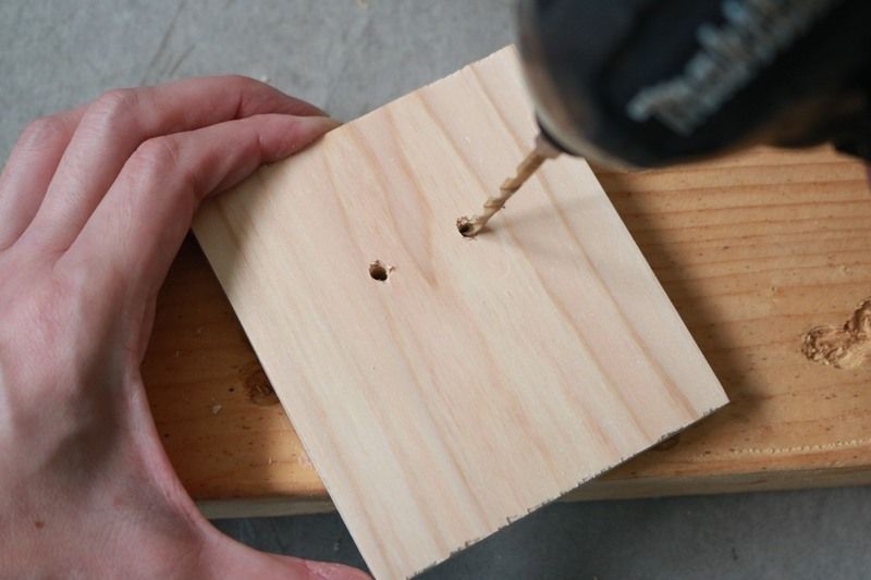 Aの目の部分に穴を開ける