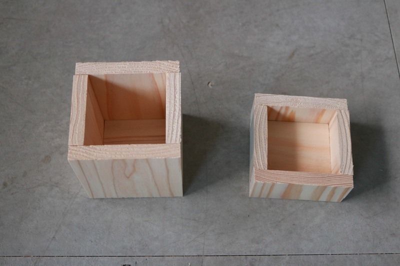 木工ボンドで組み立てる