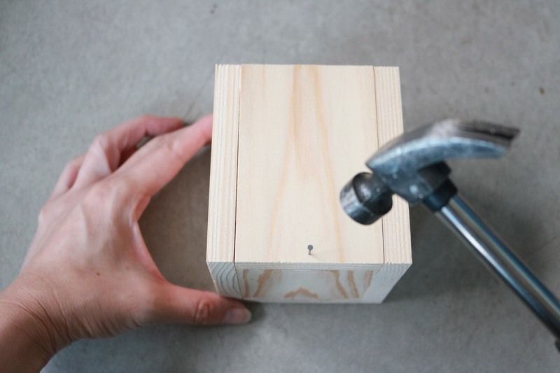 小鋲で固定する