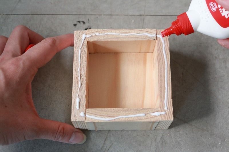 蓋の小口に木工ボンドを塗る