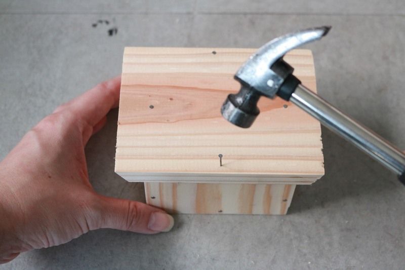 Cの中央をあわせて乗せ、小鋲で固定