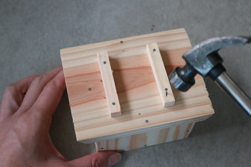 その上に角棒をボンドで接着して固定