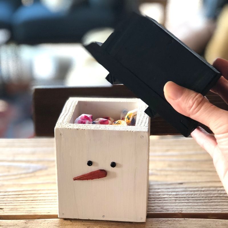 スノーマン型の小物入れ。蓋をあけると飴玉が