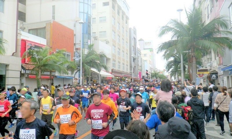 NAHAマラソンで走るひとたち