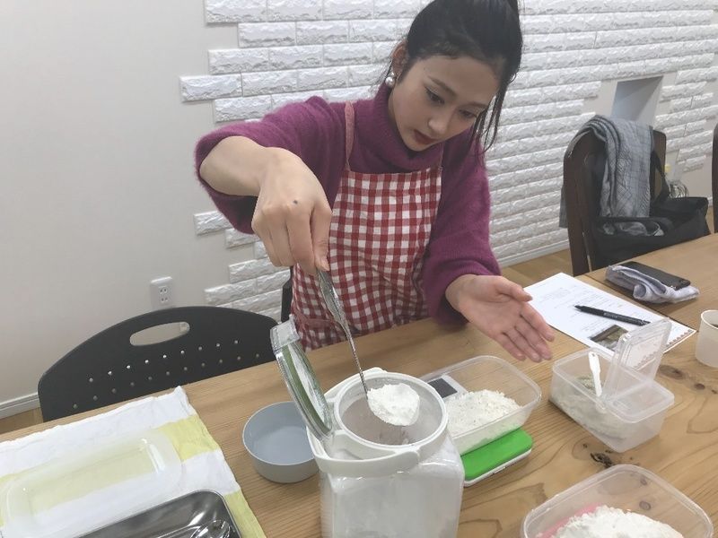 タッパーに入れる八波さん