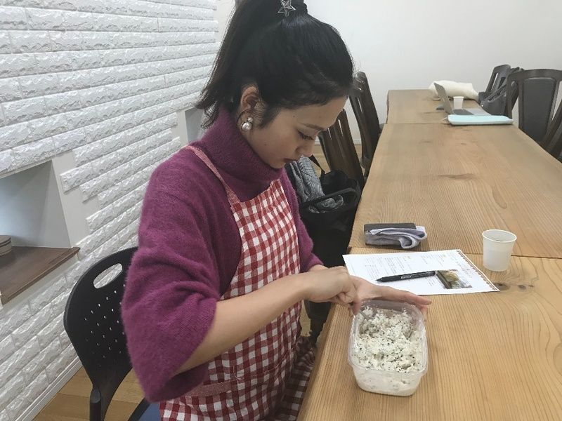 混ぜる八波さん