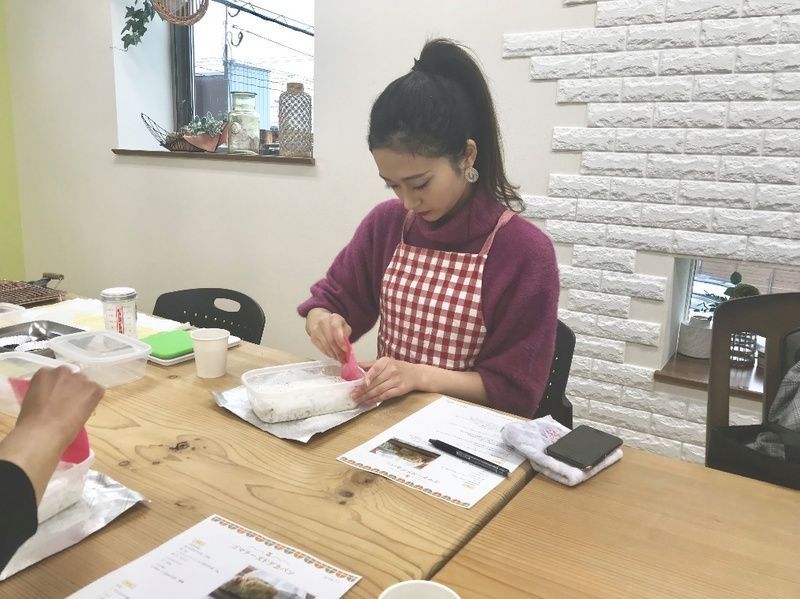 切り込みを入れる八波さん