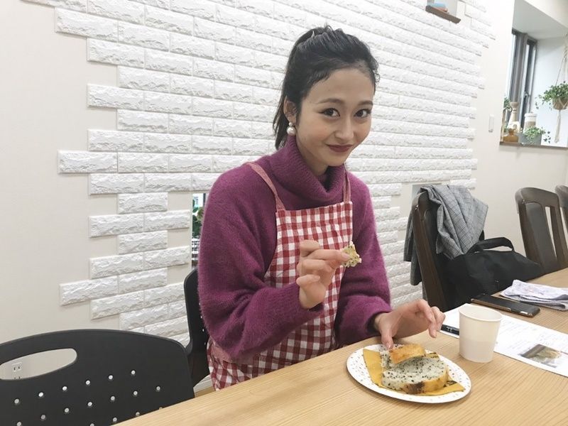 試食する八波さん