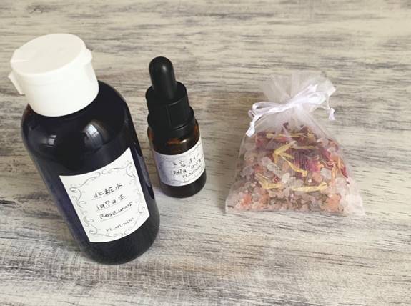 化粧水とオイルとバスソルト