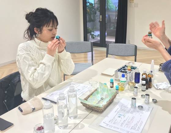 真剣に選ぶ八波さん