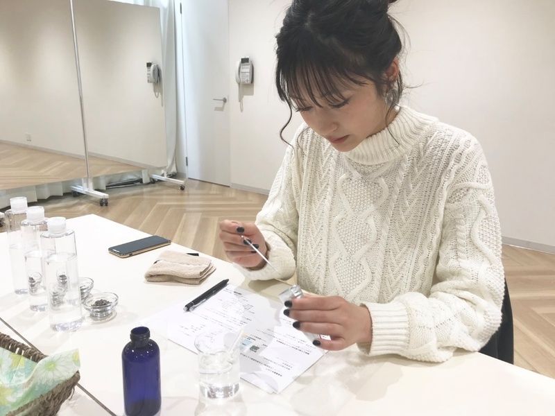 魔法のスパイスを入れる八波さん