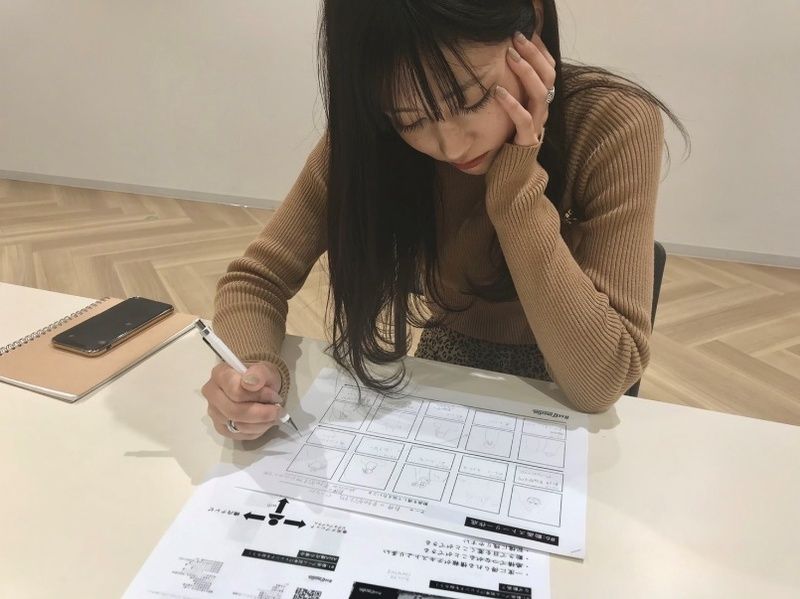 絵コンテを描く八波さん