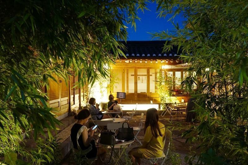 中庭のテラス席で休憩できる『MIDAMHEON CAFE』