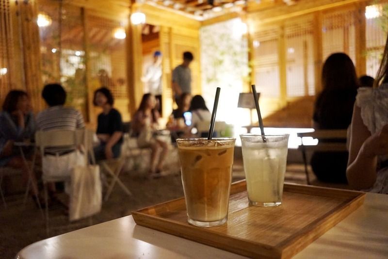 中庭のテラス席で休憩できる『MIDAMHEON CAFE』