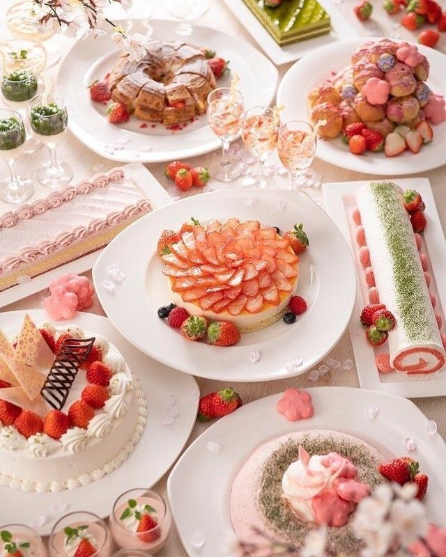 ANAクラウンプラザホテル広島で食べられるいちごと桜のスイーツが並んでいる